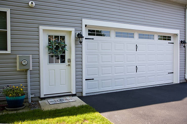24/7 Emergency Garage Door Panel Replacement experts in Trowbridge Park, MI